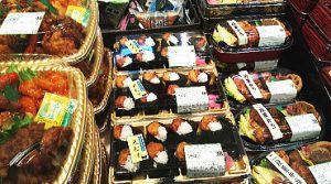 カネハチを代表する人気商品。名古屋名物天むす。多い日には1日100パックちかく売れます。